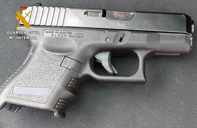 Pistola incautada al detenido (GUARDIA CIVIL)