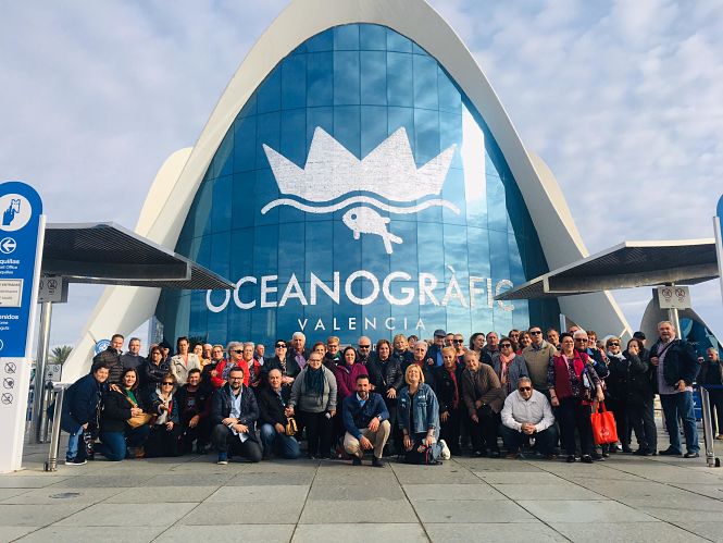 Los jubilados de Vegas del Genil frente al Oceanographic de Valencia (AYTO. VEGAS DEL GENIL) 