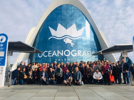 Los jubilados de Vegas del Genil frente al Oceanographic de Valencia (AYTO. VEGAS DEL GENIL) 