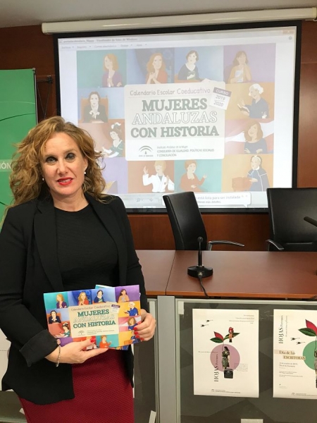 La coordinadora del IAM en Granada, Ruth Martos, posa con el calendario (JUNTA)
