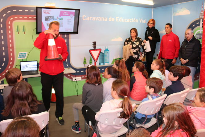 Los alumnos reciben una clase teórica (AYTO. ALMUÑÉCAR)