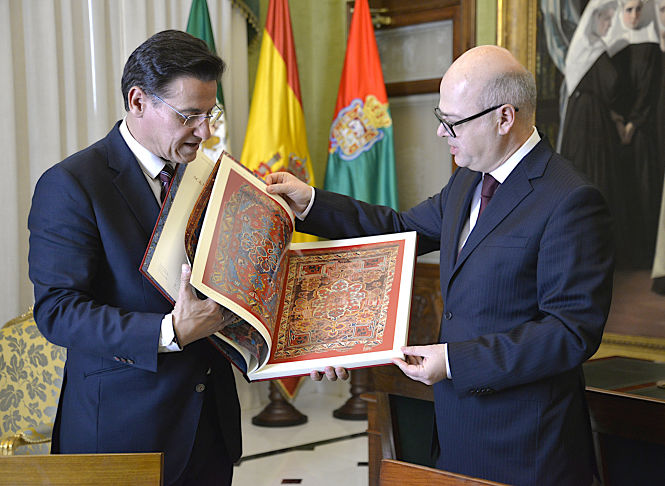 Luis Salvador junto al embajador turco (JAVIER ALGARRA)