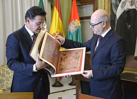 Luis Salvador junto al embajador turco (JAVIER ALGARRA)