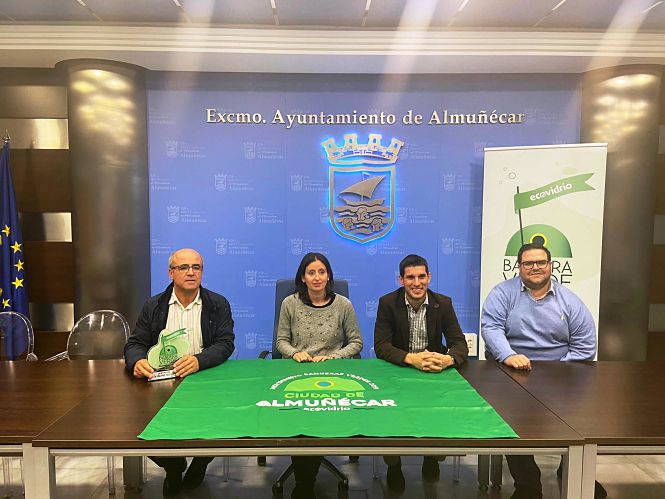 Ecovidrio le entrega la bandera verde a Almuñécar (AYTO. ALMUÑÉCAR)