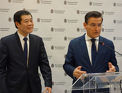 Luis Salvador junto al embajador de Japón en España (JAVIER ALGARRA)