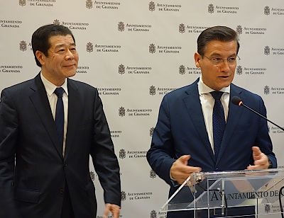 Luis Salvador junto al embajador de Japón en España (JAVIER ALGARRA)