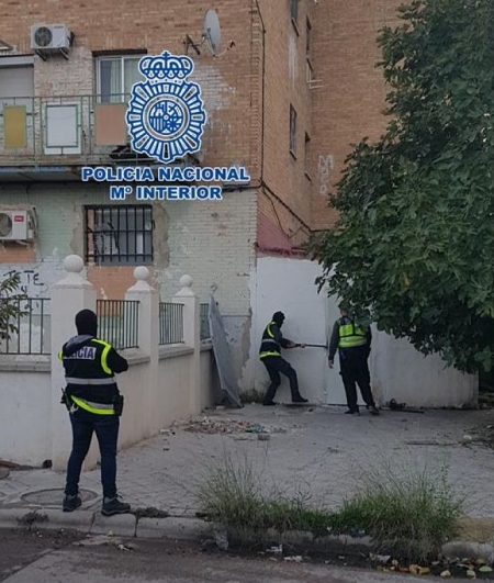 Miembros de al Policia Nacional intentan abrir una puerta (POLICIA NACIONAL)