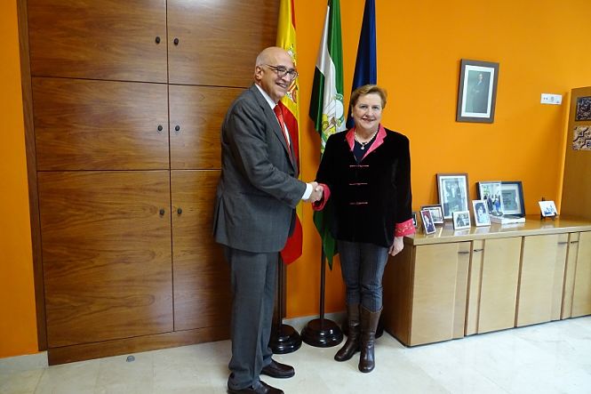 El director de asuntos corporativos de Roche Farma España, Federico Plaza y la directora gerente de la Escuela Andaluza de Salud Pública, Blanca Fernández-Capel en el acto de firma del convenio entre ambas instituciones (EASP)