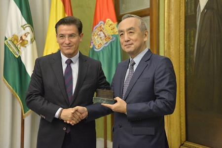 El embajador de Japón ha visitado Granada (JAVIER ALGARRA)