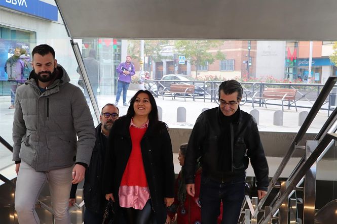 Miembros de Podemos-IU en la estación de metro de Recogidas (PODEMOS-IU)