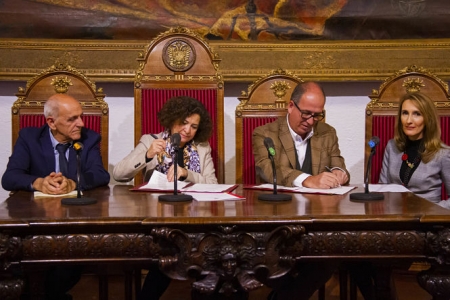 Momento de la firma del convenio (UGR)
