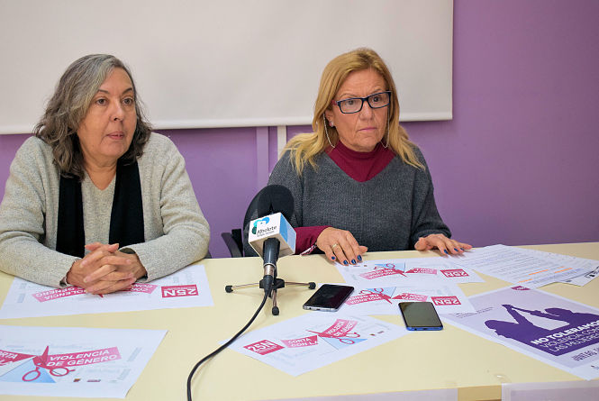 La asesora jurídica del centro de la Mujer, Rosario del Moral y la Concejala de igualdad, Mari Carmen Calderay en rueda de prensa (AYTO. ALBOLOTE)