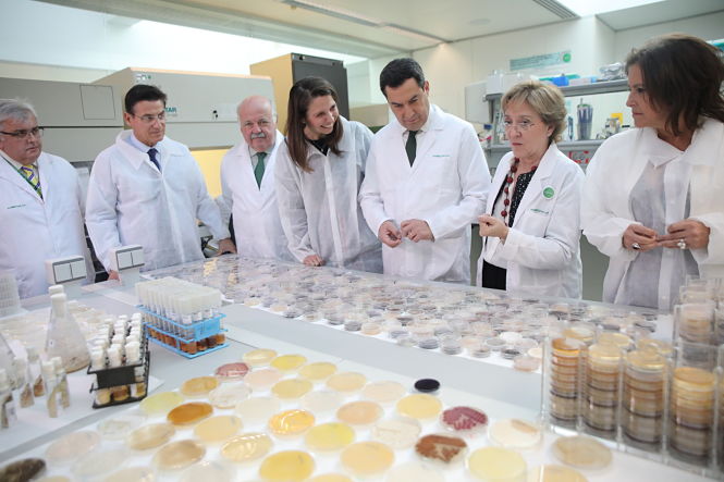 Juanma Moreno ha visitado la Fundación Medina (JUNTA)