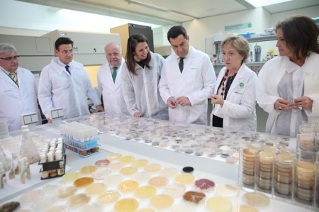 Juanma Moreno ha visitado la Fundación Medina (JUNTA)