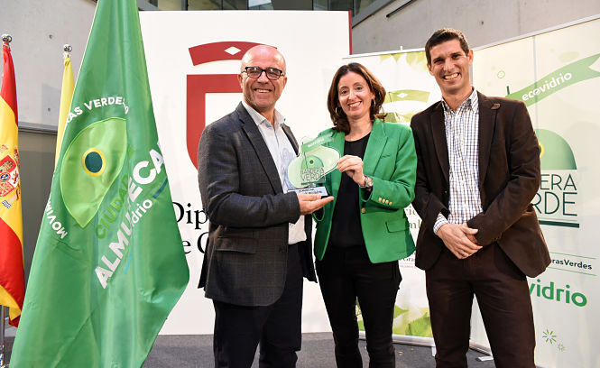 Entrega de la bandera verde al Ayuntamiento de Almuñécar (J. GROSSO / DIPGRA)