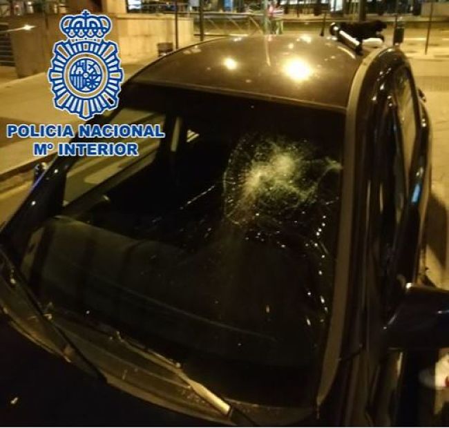 Daños realizados a uno de lso vehículos (POLICIA NACIONAL)