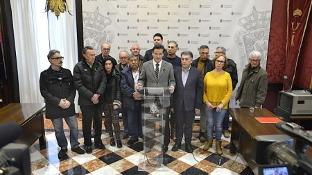 Reunión de Luis Salvador con los responsables de las asocaciones vecinales (JAVIER ALGARRA)