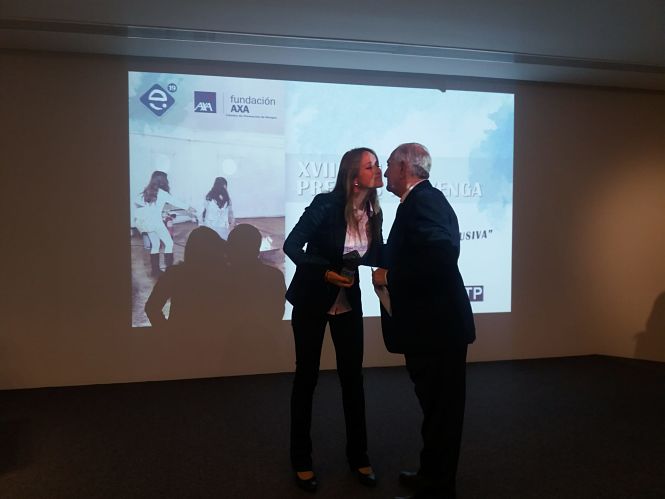 La Delegada de Empleo, Virginia Fernández entrega uno de los galardones (JUNTA)