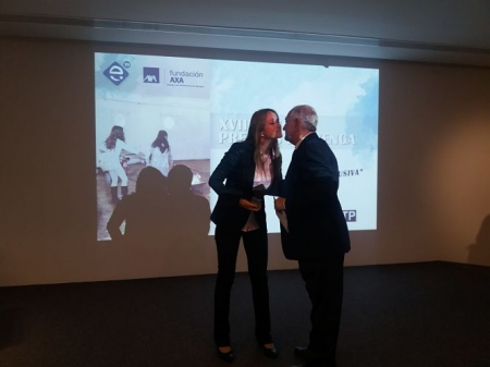 La Delegada de Empleo, Virginia Fernández entrega uno de los galardones (JUNTA)