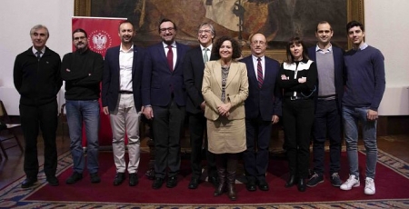 Foto de familia tras la firma del acuerdo (UGR)