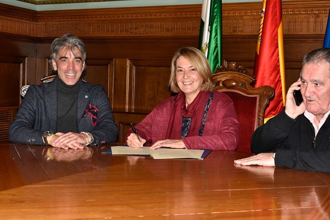 Momento de la firma del convenio (AYTO. MOTRIL) 