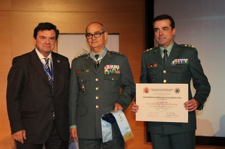 Momento de la entrega del galardón (GUARDIA CIVIL)
