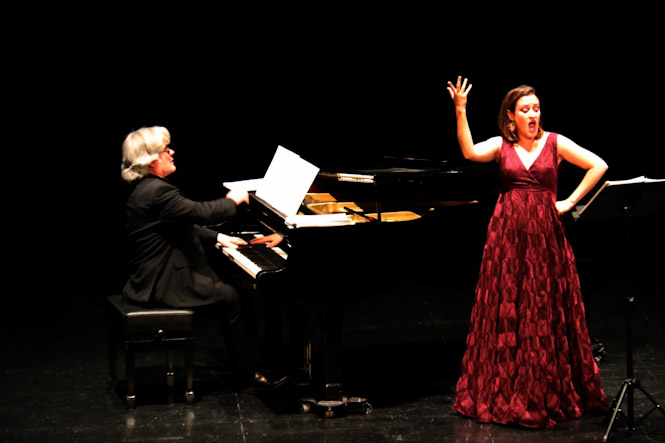 Momento del concierto de piano y canto (AYTO. ALMUÑÉCAR)