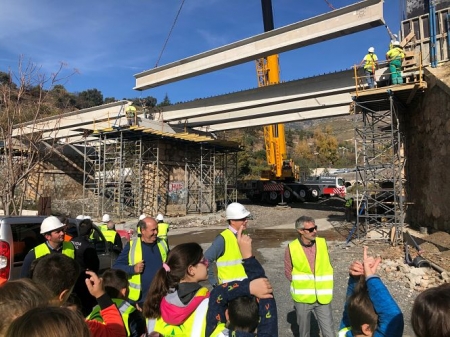 Los escolares han presenciado la colocación de las vigas (AYTO. ÓRGIVA)