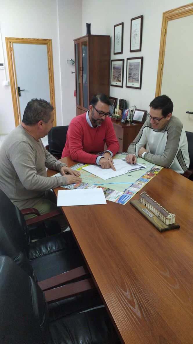 El alcalde, el concejal de Patrimonio y el responsable de Informática ultiman los detalles de las nuevas zonas WIFI de Vegas del Genil (AYTO. VEGAS DEL GENIL)