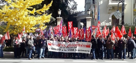 Concentración sindical en la puerta de Subdelegación (CCOO 