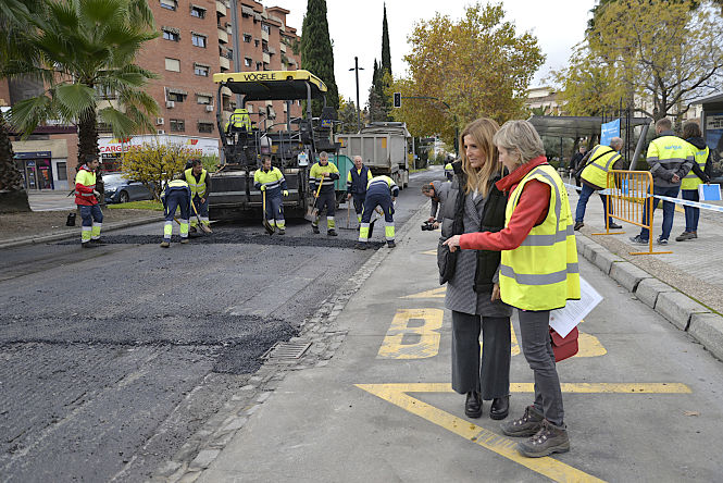 La concejala de mantenimiento, Eva Martín ha visitado una de las calles (JAVIER ALGARRA)