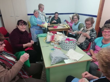 Vecinas de Monachil preparando los adornos (AYTO. MONACHIL)