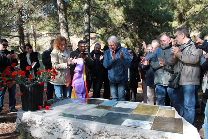 La placa ya luce en Víznar (CCOO)
