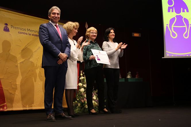 Ángeles Lara tras recoger el galardón (UGR)