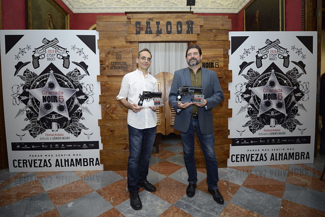 Autores de la expocisión posan con su galardon de Granada Noir (CAJAGRANADA FUNDACIÓN)