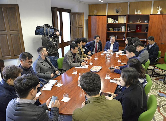 El defensor de la ciudadania, Manuel Martín junto a la delegación coreana (JAVIER ALGARRA)