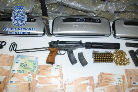 Armas y dinero incautado (POLICÍA NACIONAL) 