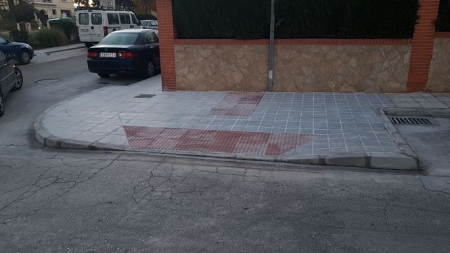 Rebajado de una acera en una calle de Guadix (AYTO. GUADIX)