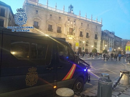 Coche patrulla de la Policía Nacional en Plaza Nueva (POLICÍA NACIONAL)