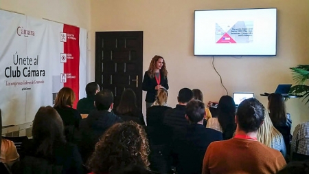 La responsable del Área de Desarrollo Empresarial y Club Cámara de Cámara Granada, Azahara Molinero se dirige a los asistentes (CCG) 
