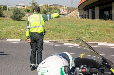 Un agente de la Guardia Civil de Tráfico hace la señal de parar a un vehículo