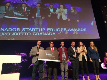 Miembros de Grupo Axfito recogen el galardón (JUNTA)