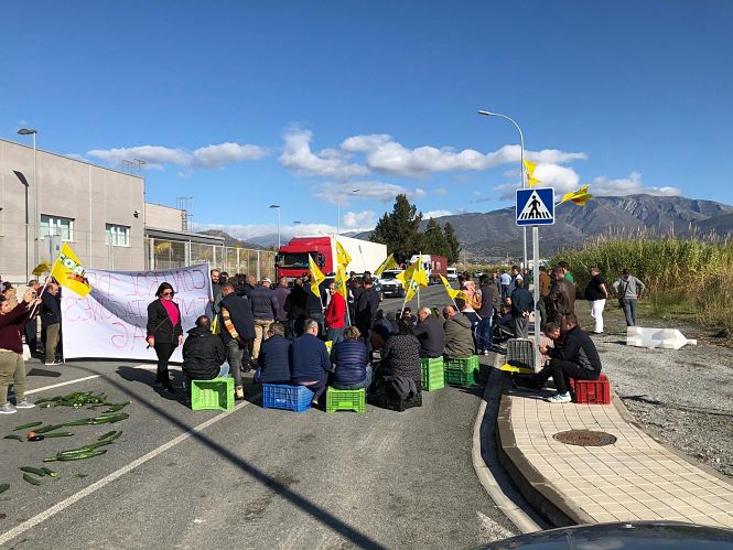 Agricultores cortan el principal acceso al Puerto de Motril (COAG ALMERÍA) 