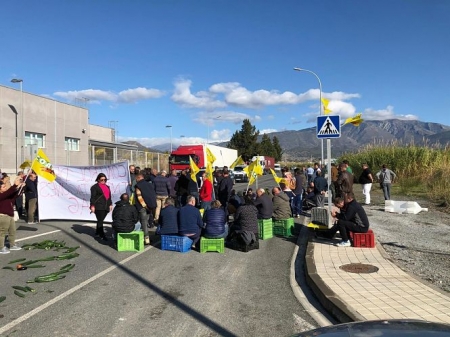Agricultores cortan el principal acceso al Puerto de Motril (COAG ALMERÍA) 