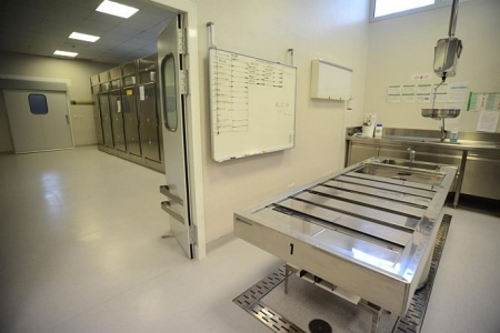 Sala de autopsias del Instituto de Medicina Legal de Granada (EUROPA PRESS)