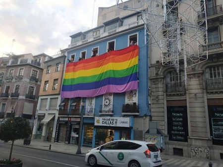 Imagen de la bandera Lgtbi desplegada en Granada (IU)