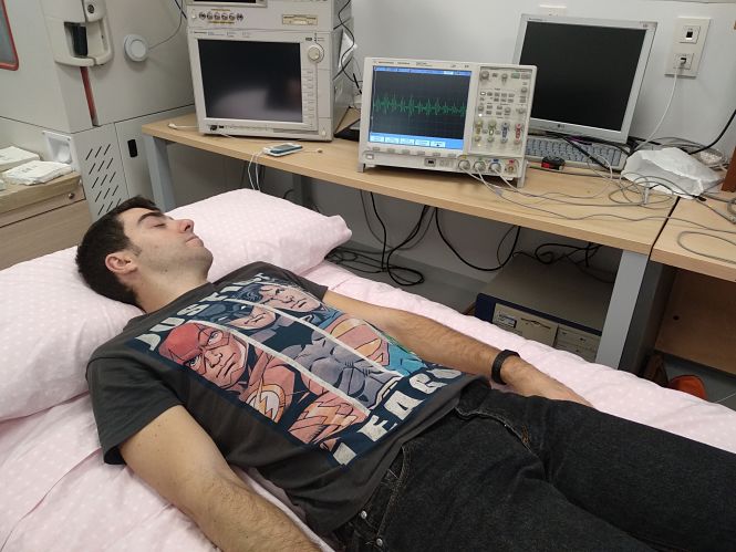 Prototipo de SensoBed con un sujeto siendo monitorizado sin ningún tipo de dispositivo invasivo (UGR)