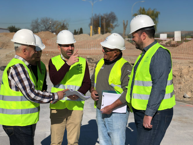 Noel López, Alcalde de Maracena, con técnicos del ayuntamiento y de la obra (AYTO. MARACENA) 