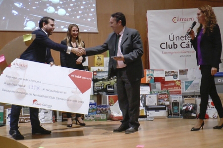 Momento de la entrega del cheque (CÁMARA GRANADA)