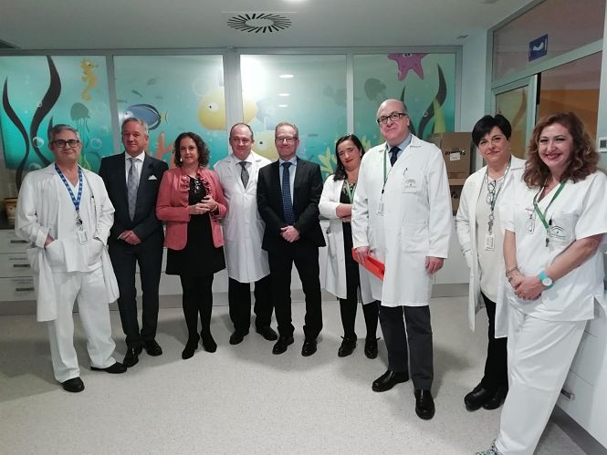 Imagen de la visita de la viceconsejera de Salud, Catalina García, a la nueva UCI Pediatrica del Hospital Virgen de las Nieves (JUNTA DE ANDALUCÍA) 